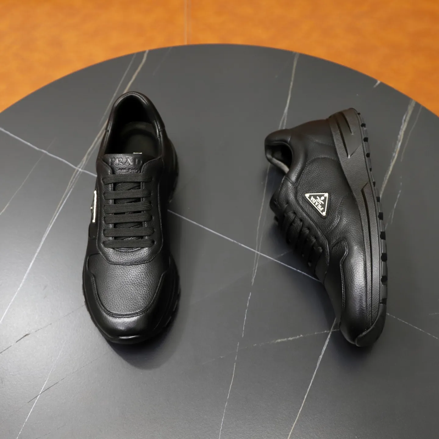 Factory price: 600💰Cow leather lining Brand: PRADA (Prada) Standard code: Men's size 38/44 (45 can be customized) Grade: Same as the official website Material: Original cowhide splicing imported cowhide lining Original combination two-color wear-resistant soft outsole Style category: Leisure and sports version Young fashion European and American trend British style Color: Real picture color